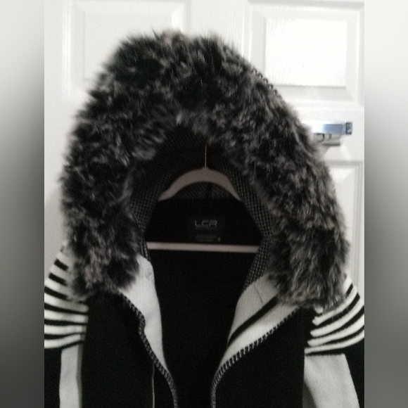 Woman's winter coat. Medium size, and in black and white stripes on the sleeves - Picture 3 of 7